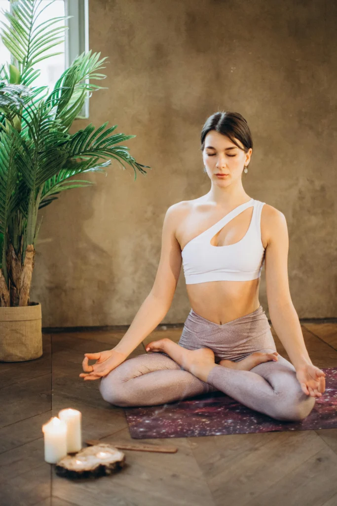 MUJER SENTADA MEDITANDO MINFULNESS EN CENTRO HOLISTO