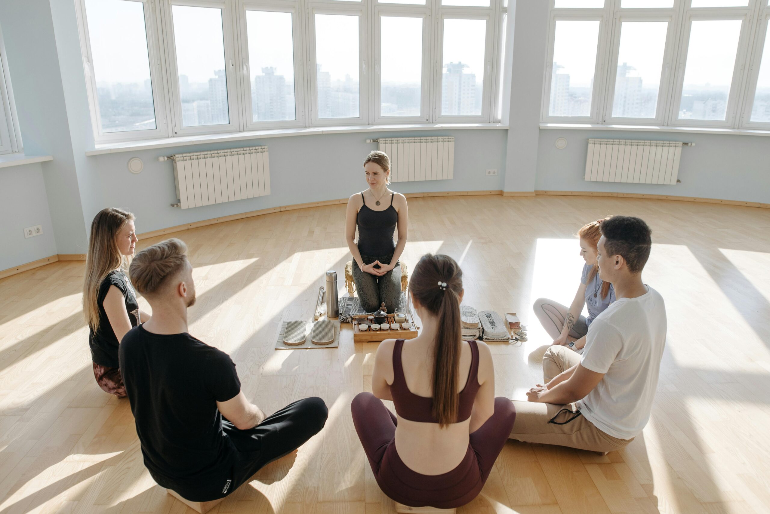 Personas practicando meditación Mindfulness grupal. Centro Holistico Multiespacio 24