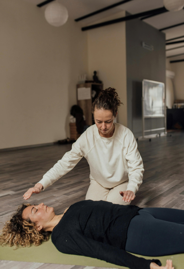 Dos personas practicando Reiki y experimentando los beneficios de hacer Reiki